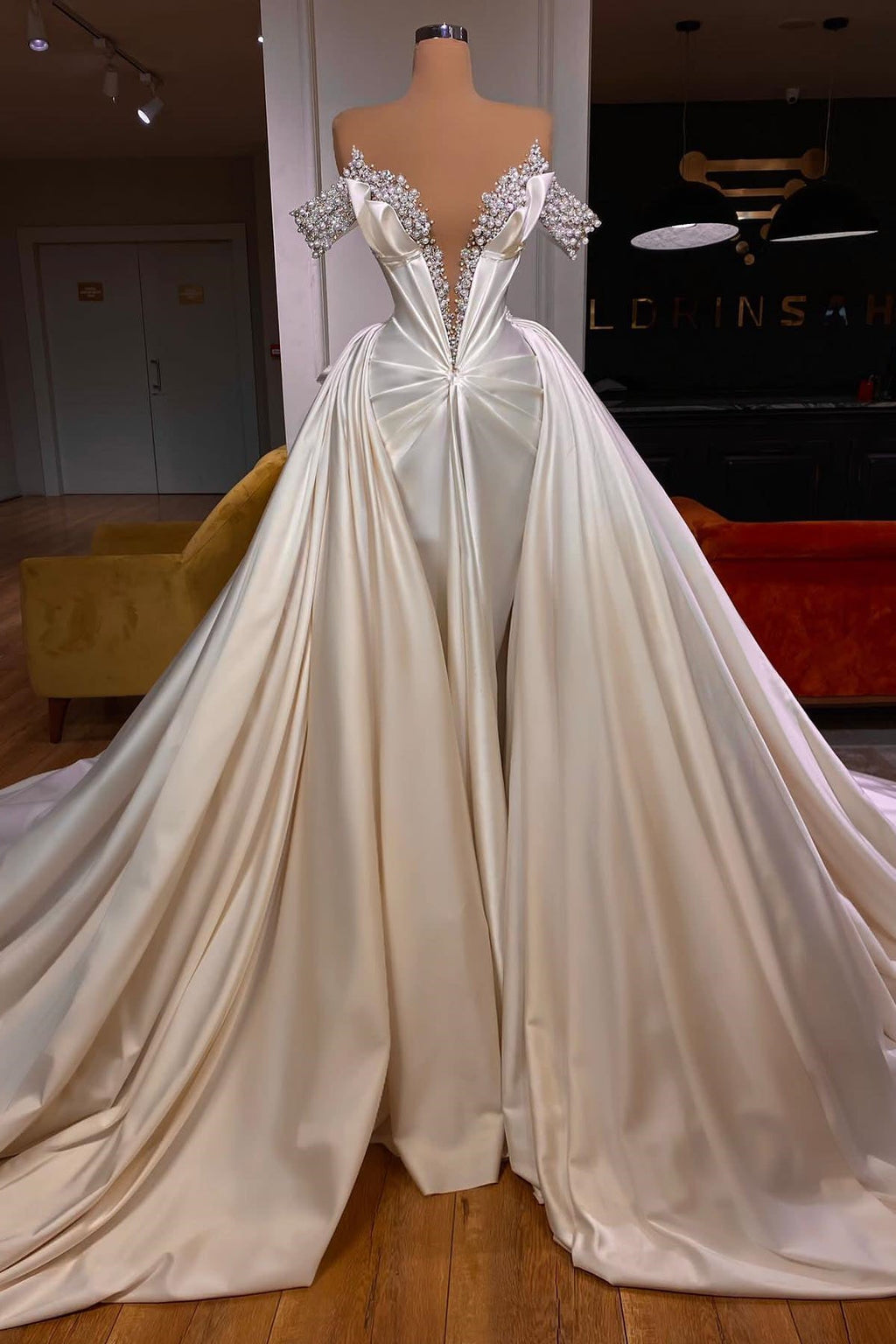 Exquisites bodenlanges, schulterfreies A-Linien-Ballkleid aus Satin mit V-Ausschnitt und Perlen