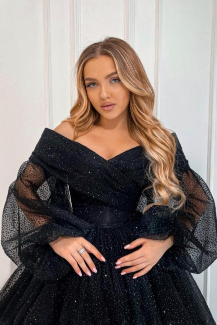 Exquisito vestido de fiesta negro largo en forma de A hasta los tobillos con hombros descubiertos y mangas largas