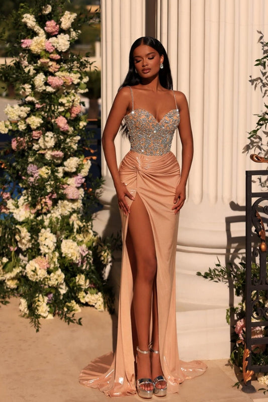Exquisites langes Champagner-Säulen-Ballkleid mit Spaghettiträgern, Spitze und Strasssteinen und Schlitz