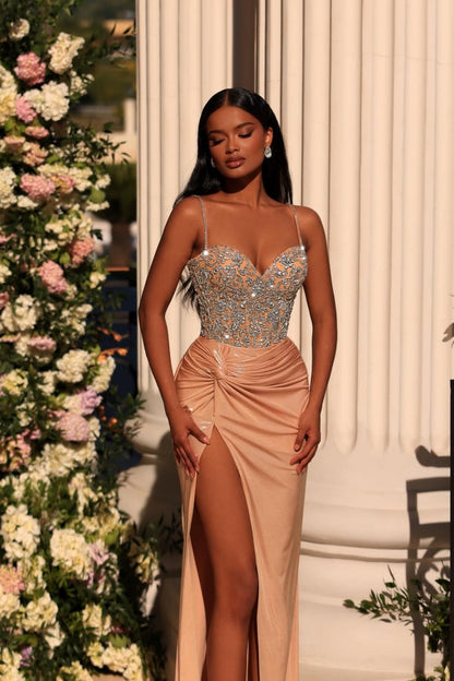 Exquisites langes Champagner-Säulen-Ballkleid mit Spaghettiträgern, Spitze und Strasssteinen und Schlitz