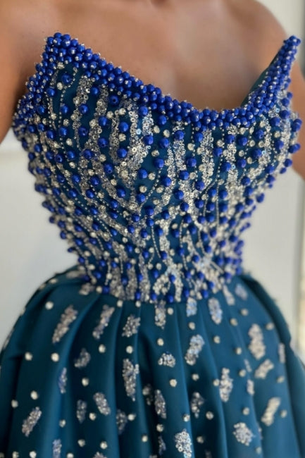 Extravagante vestido de fiesta largo azul de corte A sin tirantes, con cuentas y abertura