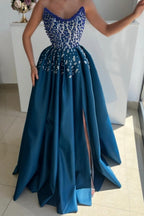 Extravagante vestido de fiesta largo azul de corte A sin tirantes, con cuentas y abertura