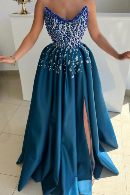 Extravagante vestido de fiesta largo azul de corte A sin tirantes, con cuentas y abertura
