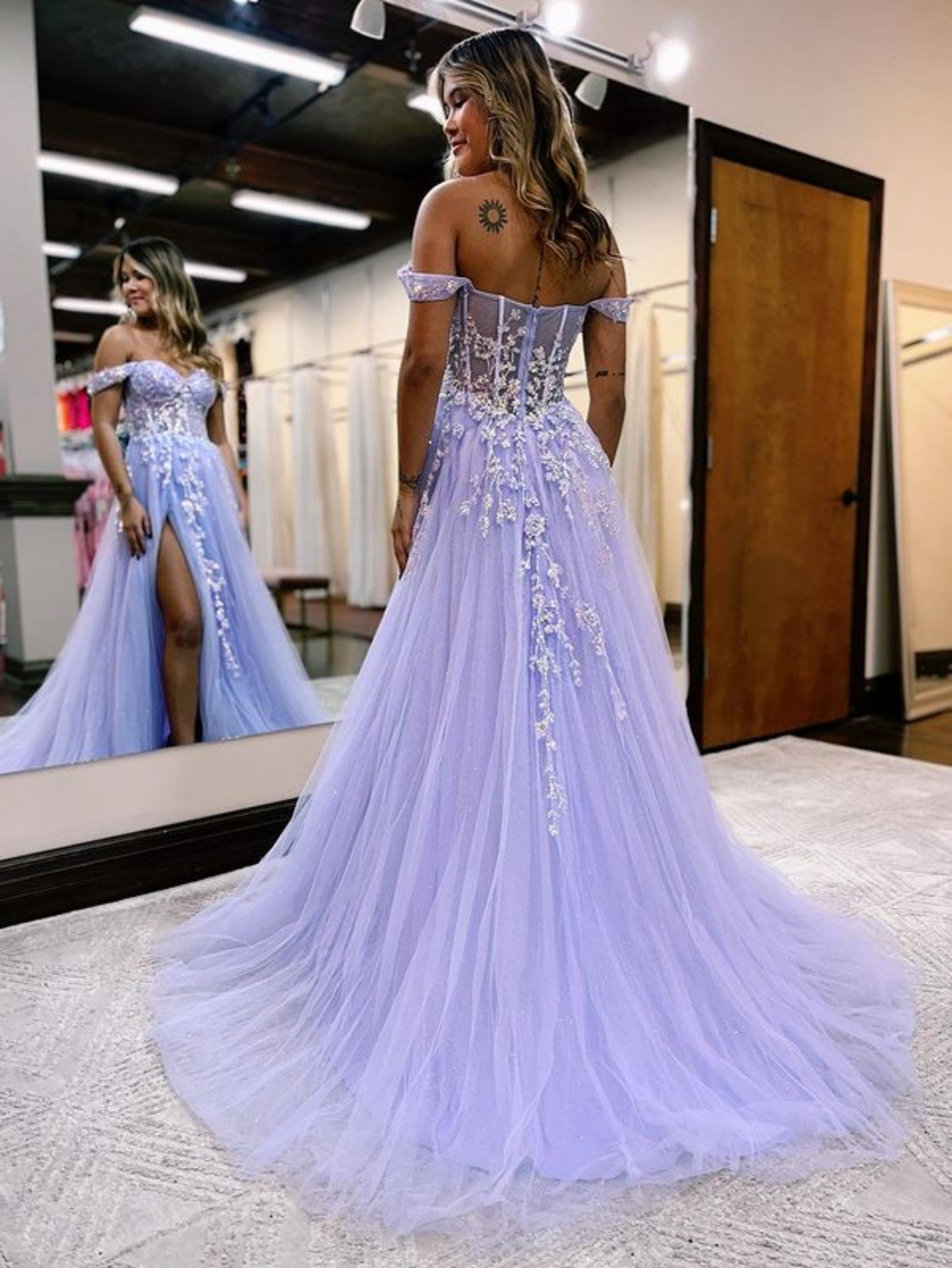 Meadow | Vestido de fiesta de tul con encaje, hombros descubiertos y abertura en forma de A