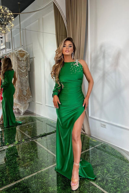 Vestido de fiesta de sirena de satén verde con un solo hombro, abertura y diamantes de imitación