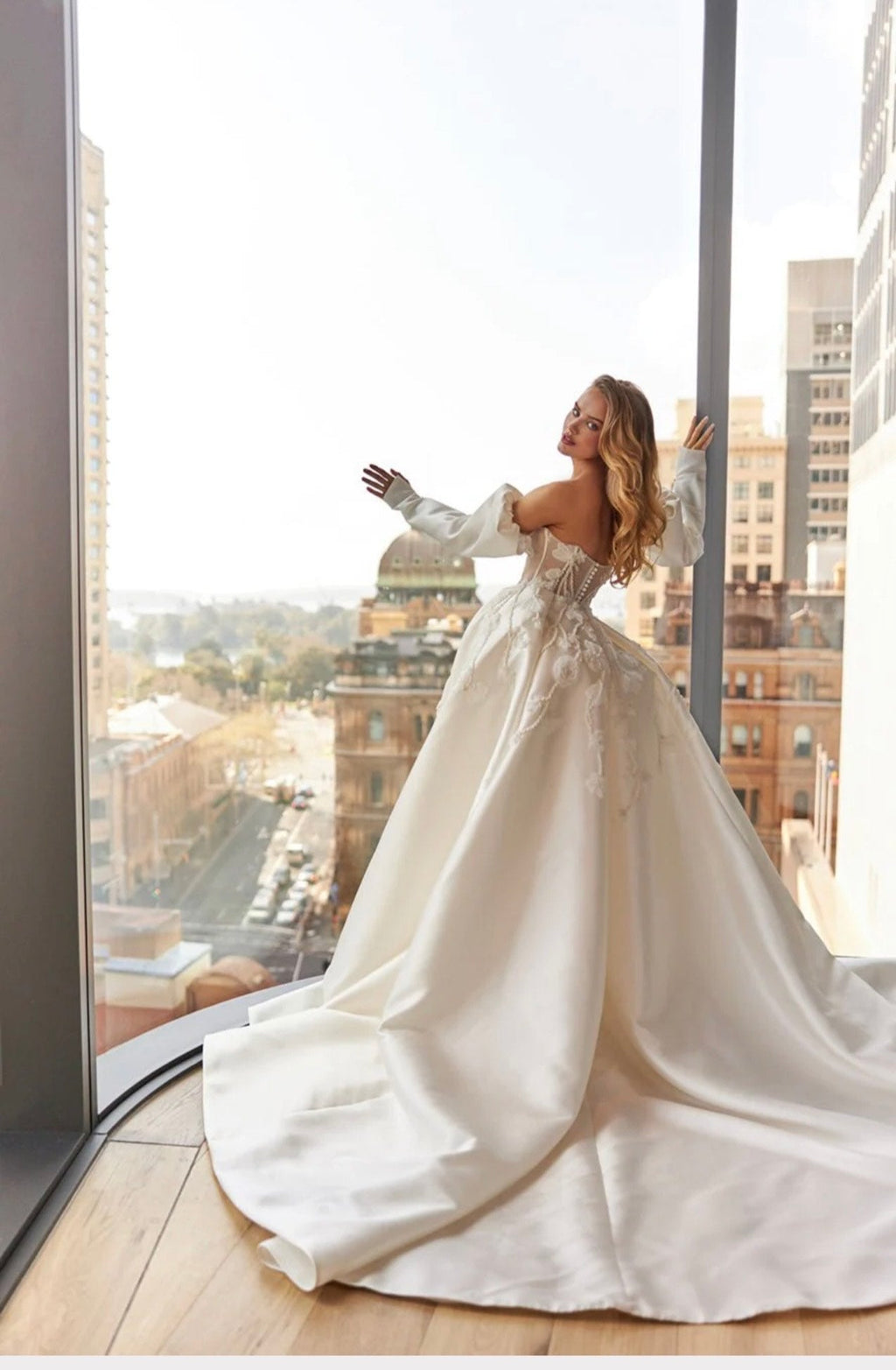 Vestido de novia largo con hombros descubiertos, apliques de lentejuelas y encaje con abertura