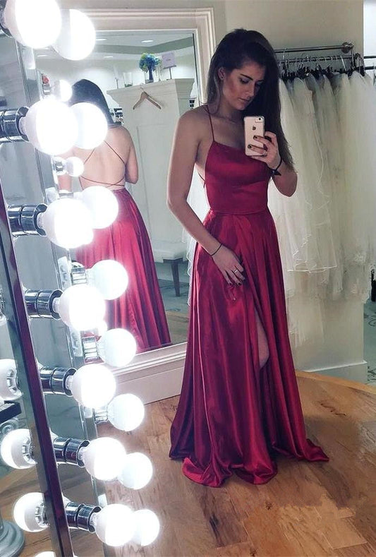 Bodenlanges Ballkleid mit Spaghettiträgern, offenem Rücken und Schlitz