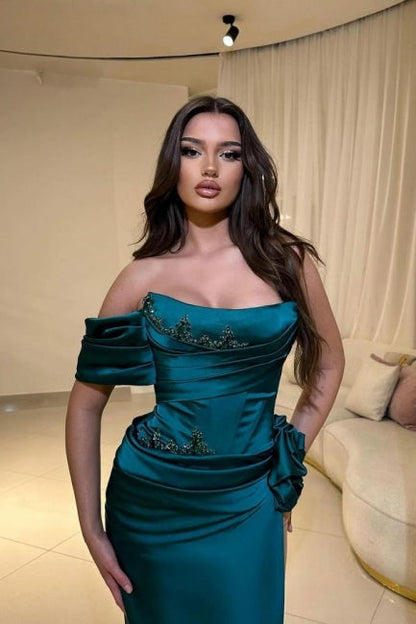 Fabelhaftes säulenförmiges, ärmelloses Ballkleid aus Satin mit U-Ausschnitt und Rüschen