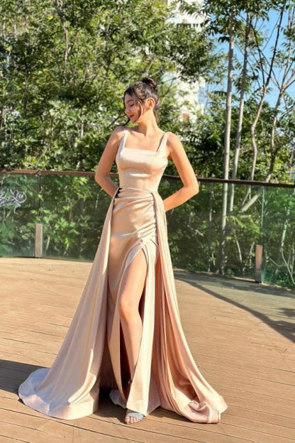 Fabelhaftes säulenförmiges, quadratisches, ärmelloses Ballkleid aus Satin mit geteilter Schleppe