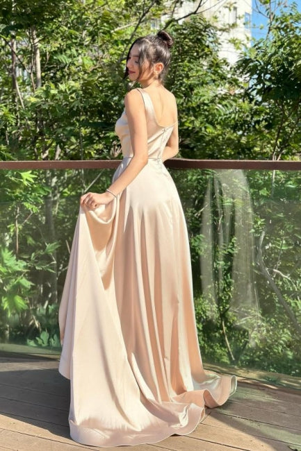 Fabelhaftes säulenförmiges, quadratisches, ärmelloses Ballkleid aus Satin mit geteilter Schleppe