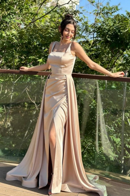 Fabelhaftes säulenförmiges, quadratisches, ärmelloses Ballkleid aus Satin mit geteilter Schleppe