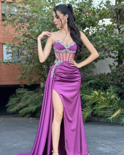 Fabelhafte Spalte Tüll Satin Sweetheart Ärmelloses Ballkleid mit Rüschen Split