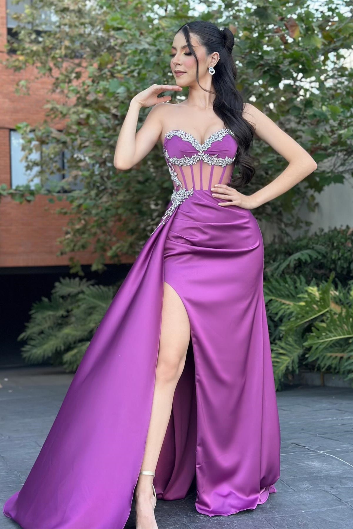 Fabelhafte Spalte Tüll Satin Sweetheart Ärmelloses Ballkleid mit Rüschen Split
