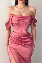 Fabuloso vestido de fiesta de satén estilo sirena con hombros descubiertos y abertura hasta el suelo
