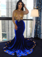 Fabelhaftes Ballkleid im Meerjungfrau-Stil mit hohem Halsausschnitt und transparenter Spitze und langen Ärmeln