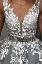 Fabelhaftes langes rückenfreies Ballkleid aus Tüll in A-Linie mit V-Ausschnitt und Spaghettiträgern