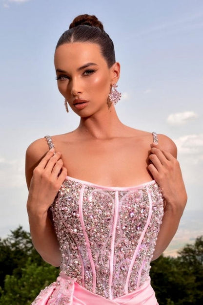 Fabuloso vestido de fiesta largo de satén con escote sirena rosa, tirantes finos, cuentas y perlas, con abertura