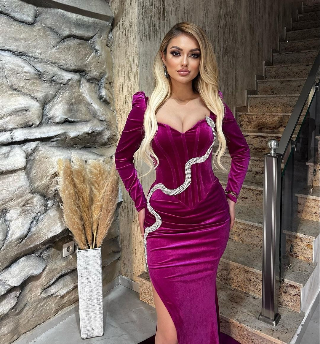 Fabulosos vestidos de fiesta formales de terciopelo con escote corazón y mangas largas de sirena con abertura