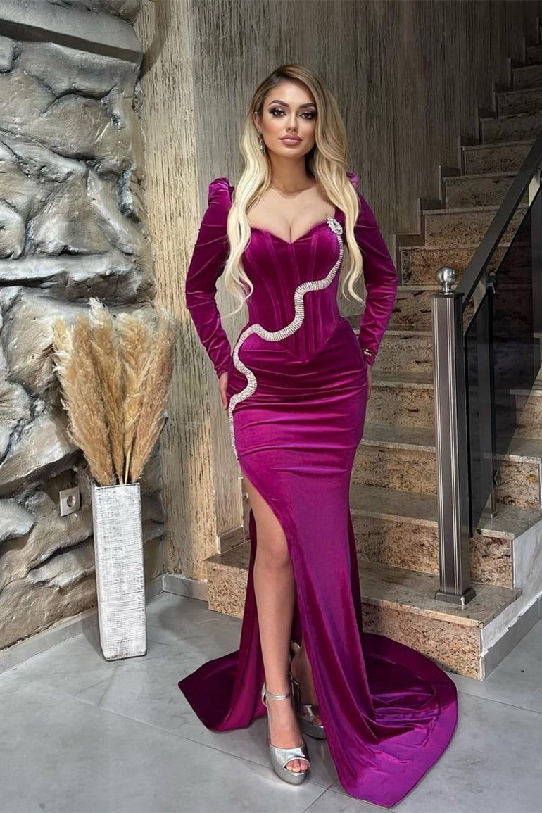 Fabulosos vestidos de fiesta formales de terciopelo con escote corazón y mangas largas de sirena con abertura