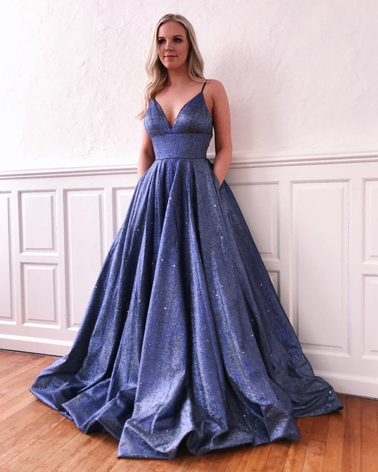Fascinante vestido de fiesta largo de seda brillante con escote en V y corte A con bolsillos