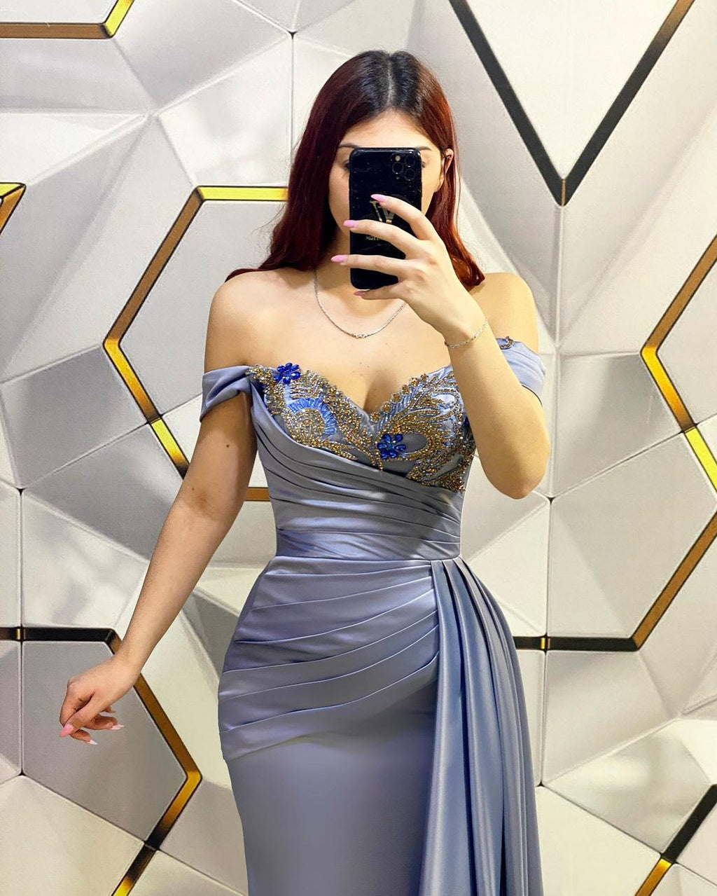 Vestido de fiesta largo de sirena con hombros descubiertos, lentejuelas y volantes