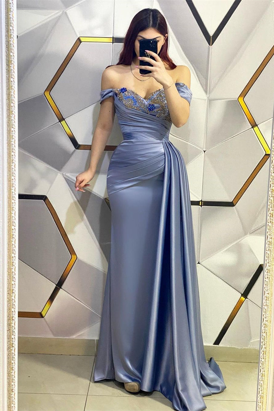 Vestido de fiesta largo de sirena con hombros descubiertos, lentejuelas y volantes