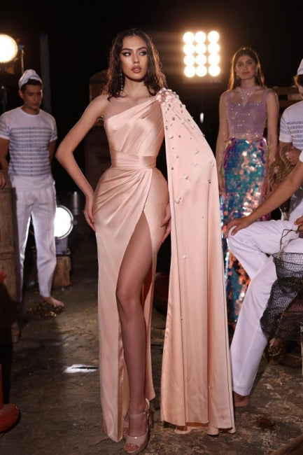 Modisches langes pfirsichfarbenes One-Shoulder-Ballkleid aus Satin mit bodenlangem Schlitz