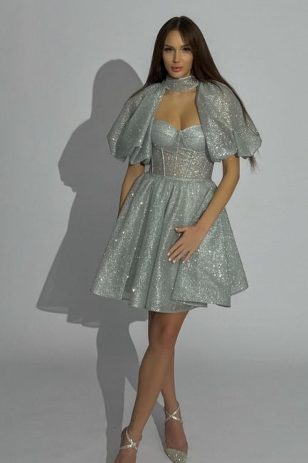 Vestidos de fiesta cortos con purpurina plateada y mangas cortas a la moda