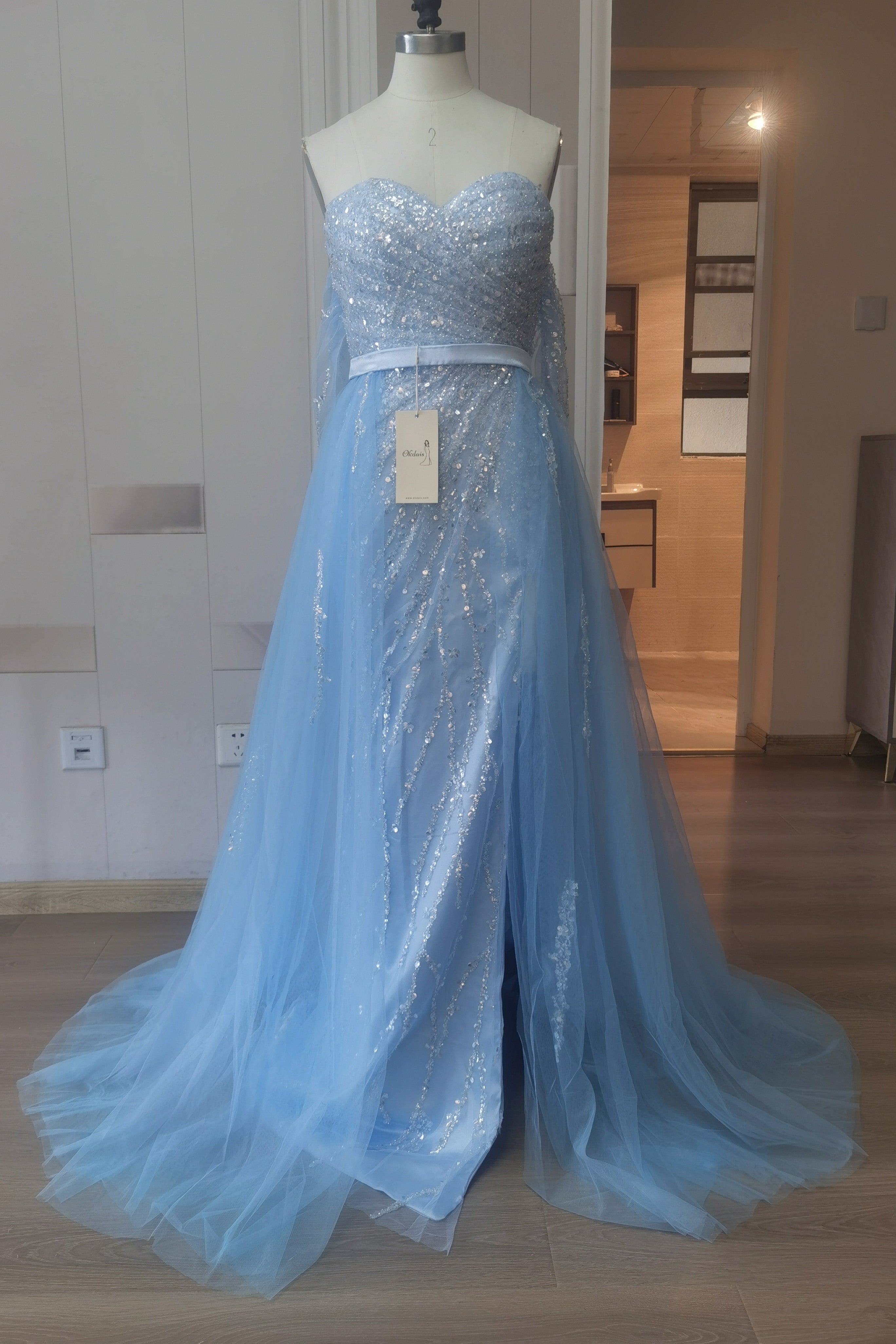 Himmelblaues, schulterfreies Ballkleid aus Tüll mit Schlitz vorn und Paillettenverzierungen