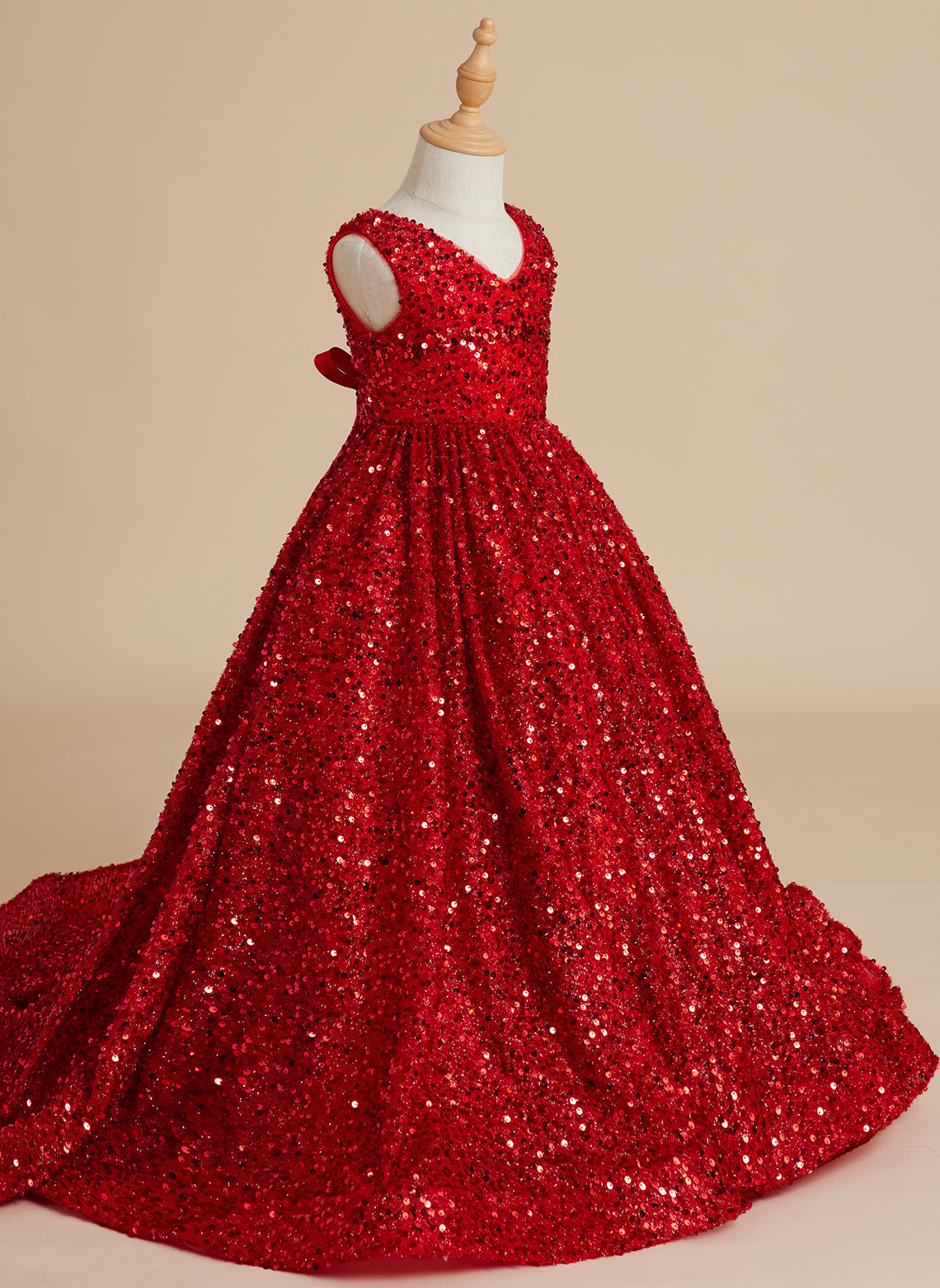 Deslumbrante vestido de princesa con lentejuelas rojas, escote en V y cola de corte para niñas