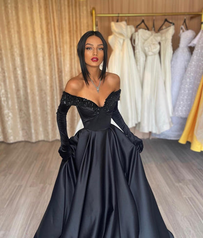 Schwarzes, langes, schulterfreies Satin-Ballkleid in A-Linie mit Handschuhen