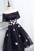 Elegante vestido de fiesta azul marino con apliques, corte A, hombros descubiertos, encaje y corte alto bajo 