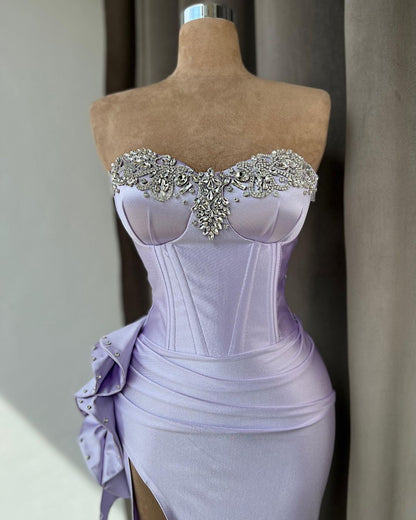 Vestido de fiesta de sirena morado claro sin tirantes y abertura alta con diamantes de imitación
