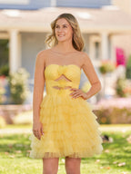 Feben | Vestido corto de fiesta de tul con volantes escalonados, sin tirantes y con flores
