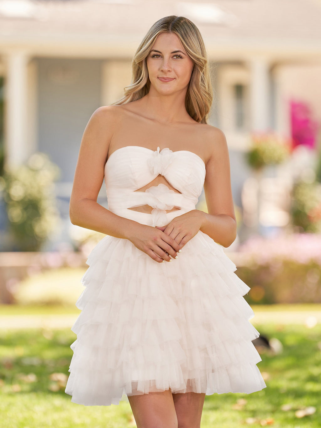 Feben | Vestido corto de fiesta de tul con volantes escalonados, sin tirantes y con flores