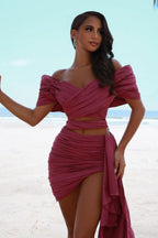 Vestido de fiesta corto con hombros descubiertos y pliegues, exclusivo de Rose