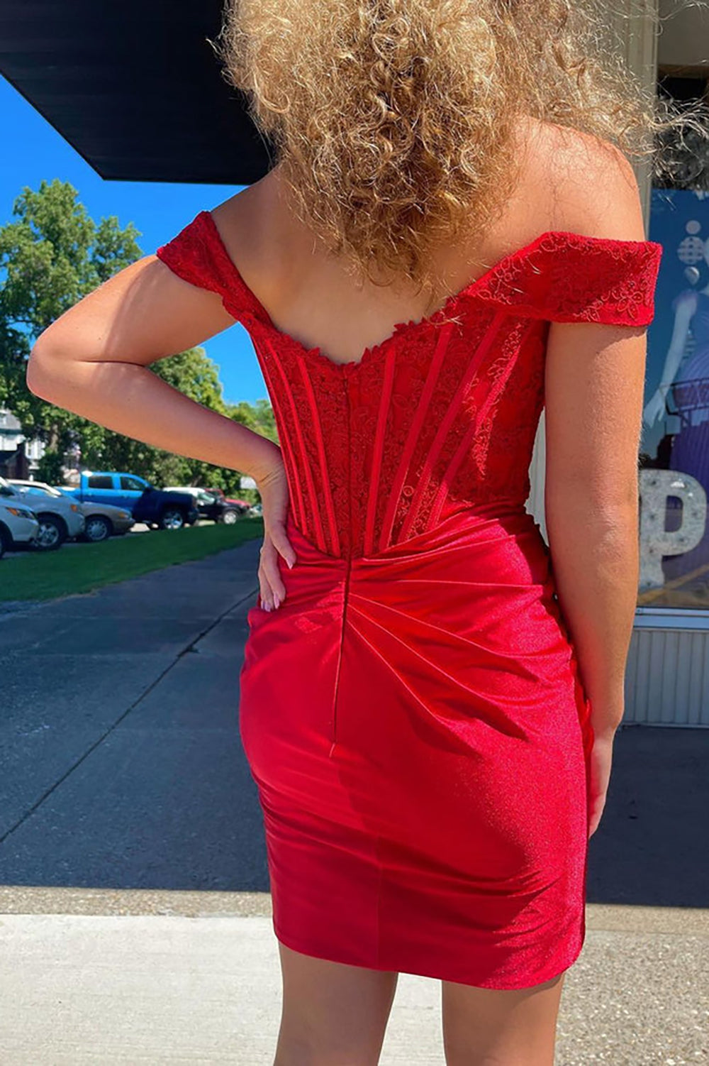 Lindos vestidos de fiesta de satén rojo con hombros descubiertos y encaje