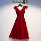 Vestido de fiesta corto de tul con escote en V color burdeos talla 95