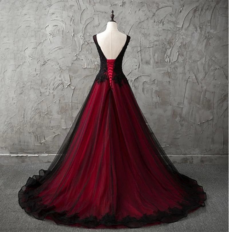 Gothic V-Ausschnitt Ärmellos Schwarz und Rot Brautkleider Spitze Applikationen Perlen Country Chic Brautkleider Low Back Hochzeit Y1461