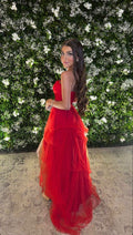 Vestido de noche rojo de tul con volantes y escote corazón Y1237