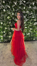 Vestido de noche rojo de tul con volantes y escote corazón Y1237