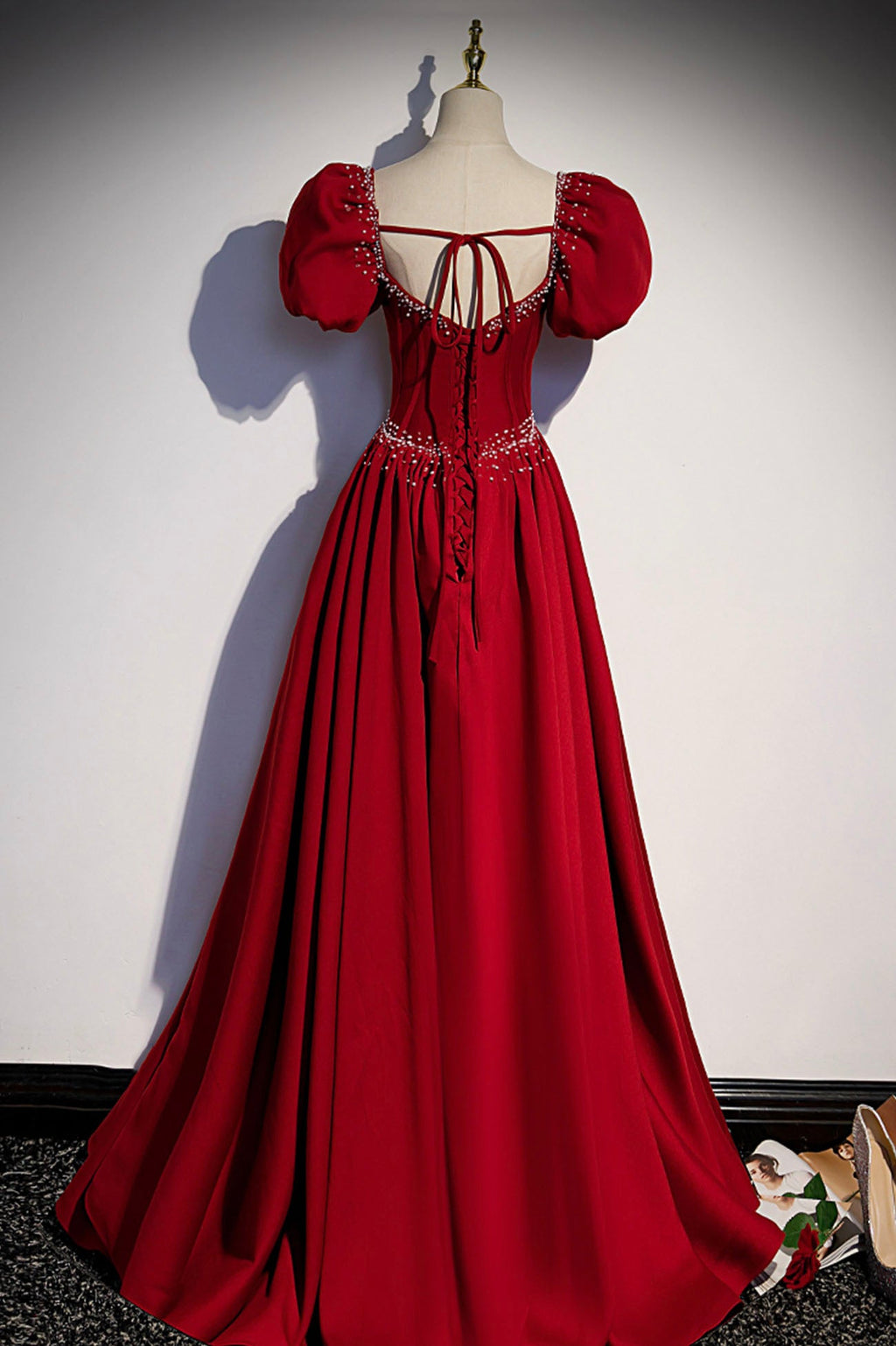 Vestido de noche largo de satén con corte en A en color burdeos talla 85