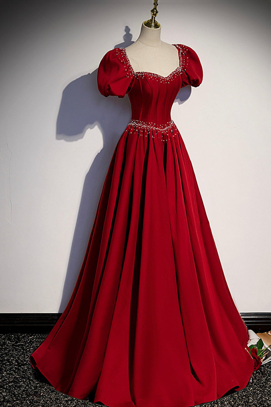 Vestido de noche largo de satén con corte en A en color burdeos talla 85