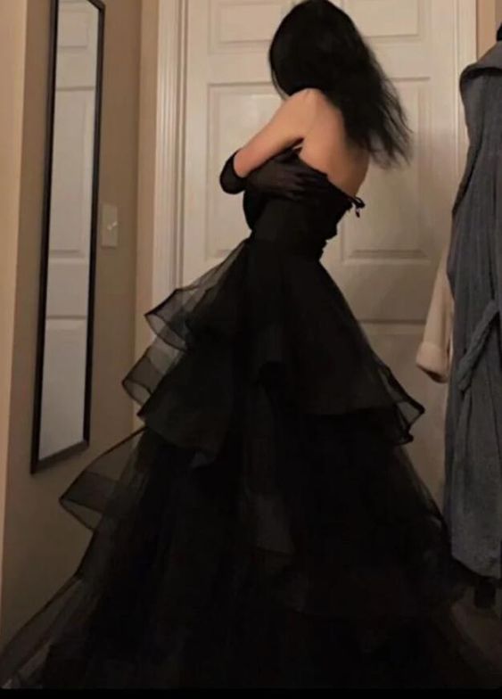Vestido de noche largo con volantes y escote corazón en negro Y1624