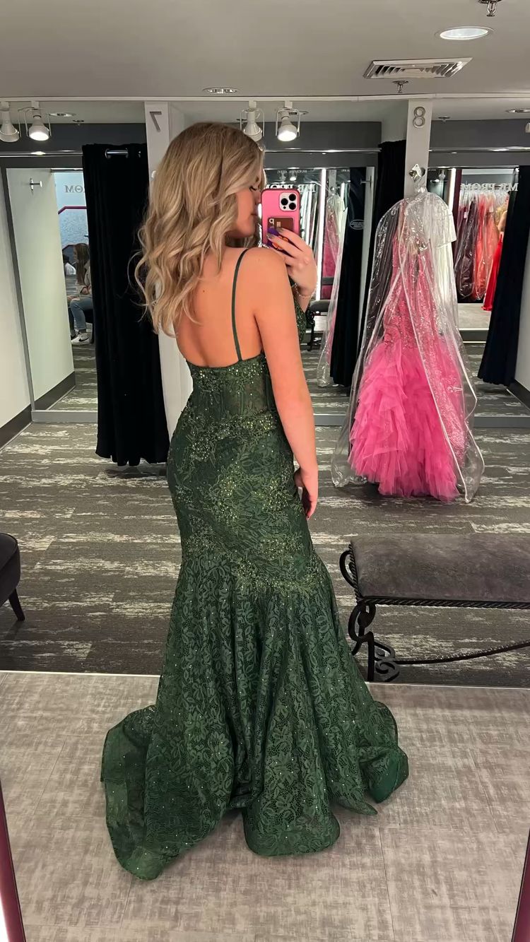 Großzügiges grünes Meerjungfrau-Abendkleid mit Spaghettiträgern und Spitze Y1030