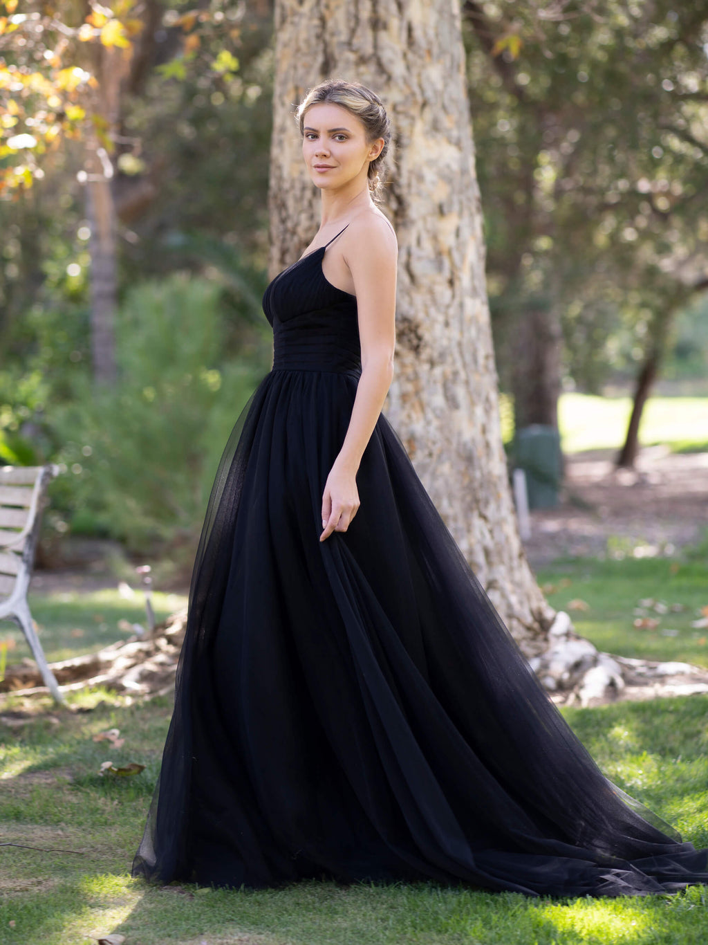Vestido de fiesta de tul con escote en V profundo y cola larga