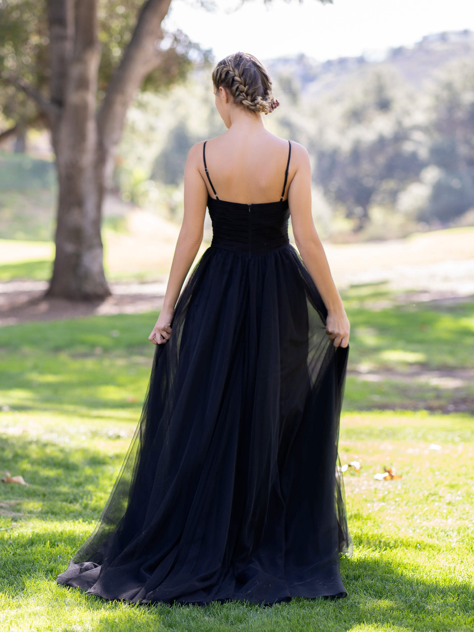 Vestido de fiesta de tul con escote en V profundo y cola larga
