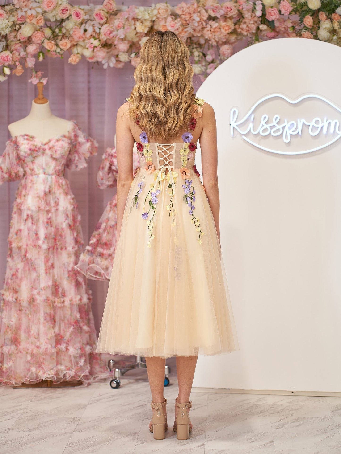 Vestidos de fiesta de tul con flores 3D y longitud hasta la rodilla