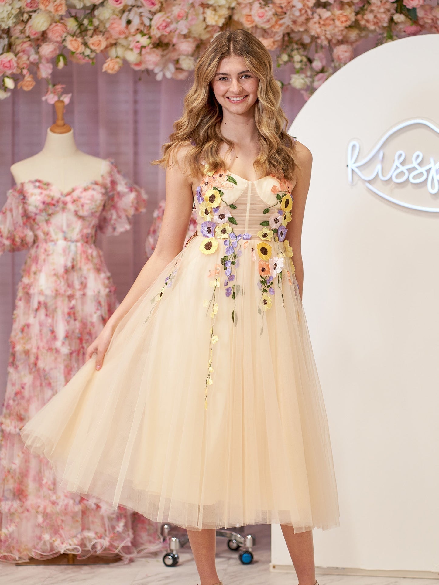 Vestidos de fiesta de tul con flores 3D y longitud hasta la rodilla
