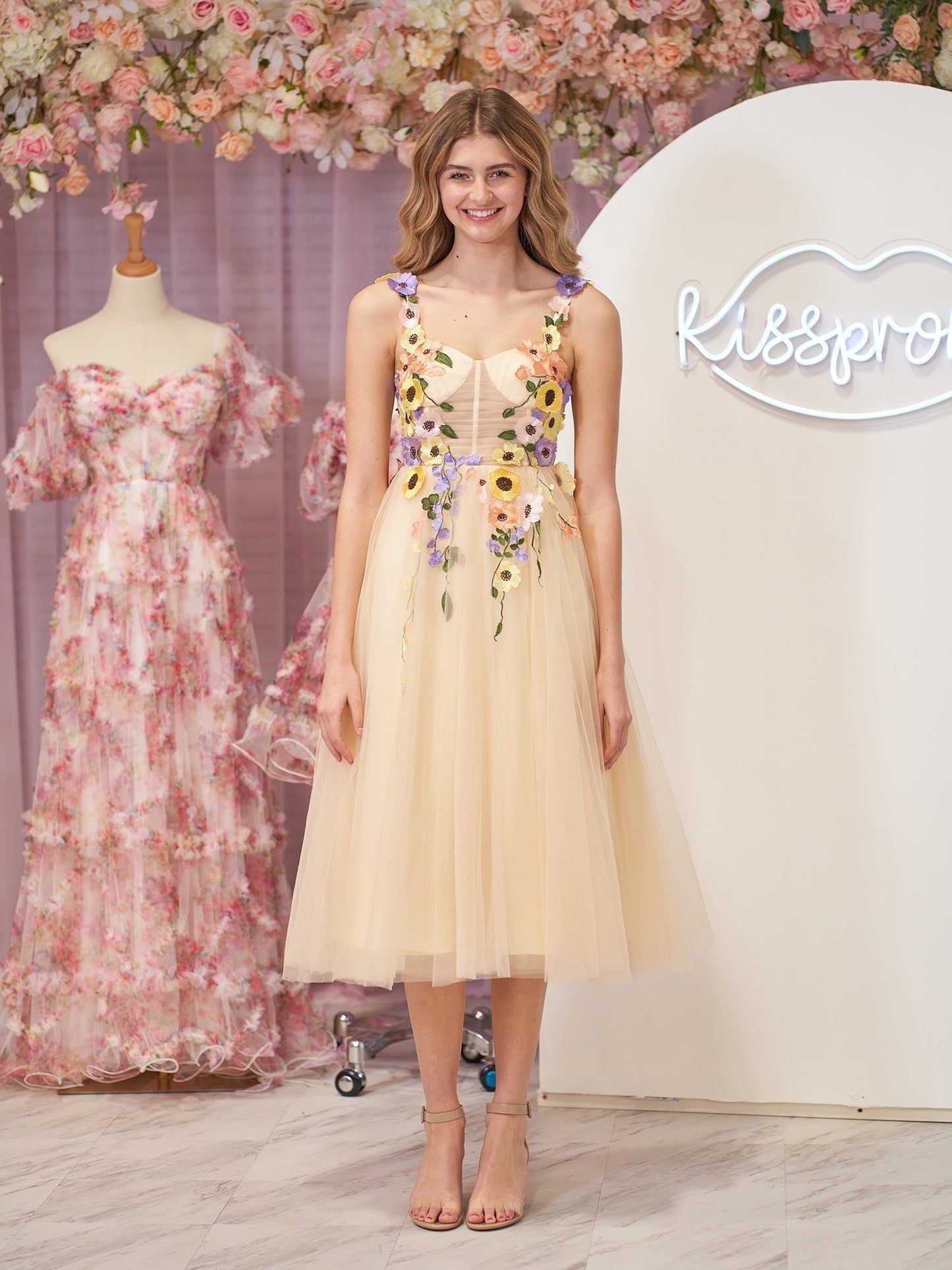 Vestidos de fiesta de tul con flores 3D y longitud hasta la rodilla